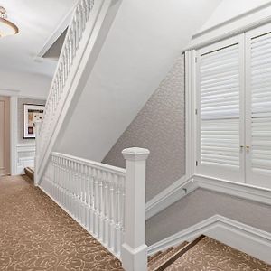 Deluxe One-Bedroom Apartment